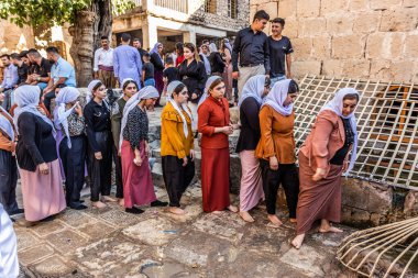 LALISH, IRAQ - 30 Eylül 2022: Lalish Tapınağı kompleksi, Irak Kürdistan Bölgesi 'nde Cuma kutlamaları sırasında Yezidi kadınları