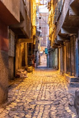 Diyarbakır 'ın eski ilçesinde dar bir sokak, Türkiye