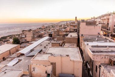 Türkiye 'nin Mardin kentinin akşam manzarası