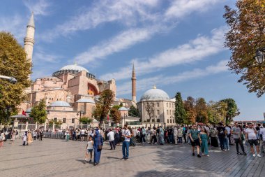 İSTANBUL, TÜRKEYE - 18 Eylül 2022: İstanbul, Türkiye 'de Ayasofya' nın önündeki sıra