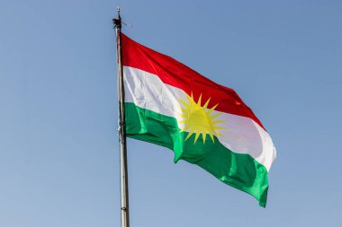 Irak Kürdistan Bölgesi Koy Sanjaq kasabası üzerinde Kürdistan bayrağı