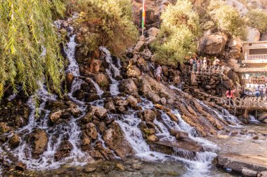 BEKHAL, IRAQ - 4 Ekim 2022: Irak Kürdistan Bölgesi Bekhal Şelalesi 'ni ziyaret eden turistler