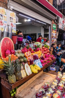 İSTANBUL, TURKEY - 19 Eylül 2022: İstanbul, Türkiye 'de Meyve Suyu Dükkanı