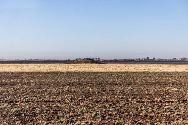 Türkiye ile Suriye arasında sınır duvarı ve makine kutusu