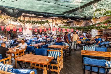 SANLIURFA, TURKEY - 22 Eylül 2022: Gumruk Hani 'deki Restoranlar (Gümrük Hanı) Şanlıurfa, Türkiye' deki pazarın avlusu