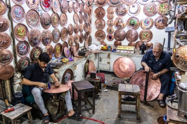 SANLIURFA, TÜRKEYE - 22 Eylül 2022: Şanlıurfa, Türkiye 'deki pazarda bakır atölyesi