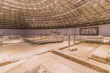 SANLIURFA, TURKEY - 22 Eylül 2022: Şanlıurfa, Türkiye 'deki Haleplibahce Mozaik Müzesi