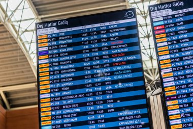 İSTANBUL, TURKEY - 10 Ekim 2022: İstanbul, Türkiye 'deki Sabiha Gökçen Havalimanı' nda kalkış tahtaları