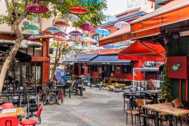 İSTANBUL, TURKEY - 10 Ekim 2022: İstanbul, Kadikoy 'da renkli şemsiyeli Dar Piri Cavus sokağı