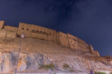 Irak Kürdistan 'ın Erbil (Hawler) antik kalesinin gece manzarası