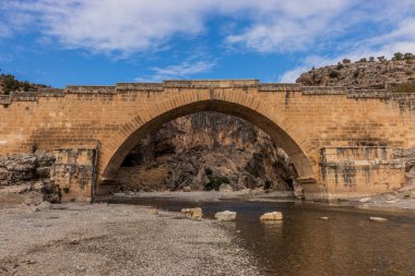 Türkiye 'de Severan (Cendere) Roma Köprüsü manzarası
