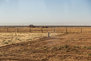 Türkiye ile Suriye arasında sınır duvarı, makine kutusu ve çit