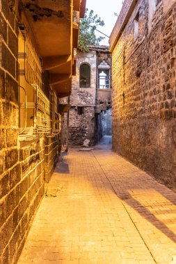 Diyarbakır 'ın eski ilçesinde dar bir sokak, Türkiye