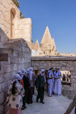 LALISH, IRAQ - 30 Eylül 2022: Lalish Tapınağı kompleksi, Irak Kürdistan Bölgesi 'nde Cuma kutlamaları sırasında Yezidi halkı