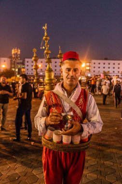 ERBIL, IRAQ - 7 Ekim 2022: Irak 'ın Kürdistan Bölgesi, Erbil' deki Bakhi Shar (Şehir Parkı) 'nda meyve suyu satıcısı
