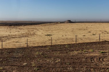 Türkiye ile Suriye arasında sınır duvarı, makine kutusu ve çit
