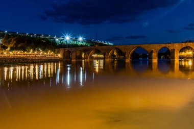 Diyarbakır, Türkiye yakınlarındaki Dicle Köprüsü 'nün Dicle Nehri üzerindeki akşam manzarası