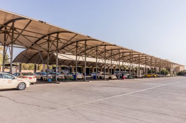 ERBIL, IRAQ - 8 Ekim 2022: Irak Kürdistan Bölgesi Erbil Terminali 'nde şehirlerarası taksiler beklemede