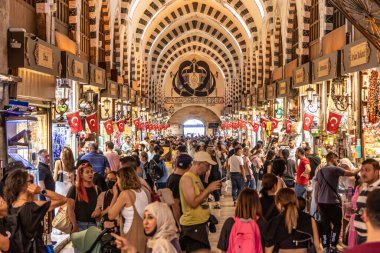 İSTANBUL, TURKEY - 18 Eylül 2022: İstanbul, Türkiye 'de Spice (Mısır) pazarına bakış