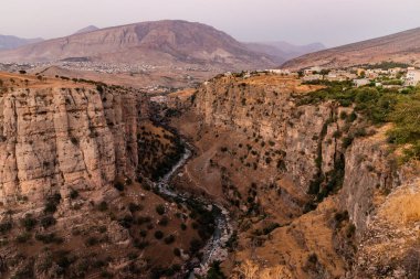 Irak Kürdistan Bölgesi 'nde Rawandiz' in (Rawanduz) akşam manzarası