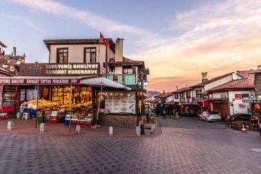 ANKARA, TURKEY - 20 Eylül 2022: Ankara, Türkiye 'deki antik Kale Mahallesi Akşam Görüşü