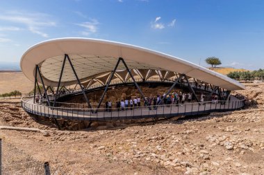 GOBEKLI TEPE, TURKEY - 22 Eylül 2022: Turistler Göbekli Tepe arkeoloji sahasını ziyaret ettiler
