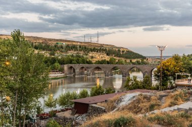Diyarbakır, Türkiye yakınlarındaki Dicle Köprüsü