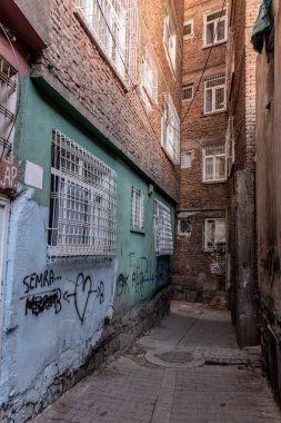 DİYARBAKIR, TURKEY - 25 Eylül 2022: Diyarbakır 'ın eski ilçesinde dar bir sokak