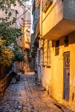 DİYARBAKIR, TURKEY - 25 Eylül 2022: Diyarbakır 'ın eski ilçesinde dar bir sokakta yaşayan halk