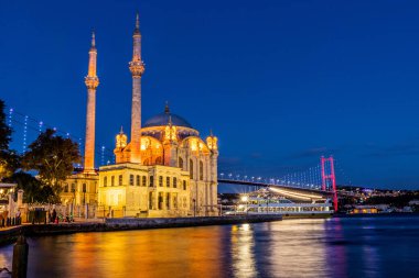 İstanbul, Türkiye 'deki Ortakoy Camii' nde akşam