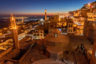 Mardin 'deki Emir Hamami hamamlarıyla akşam manzarası, Türkiye