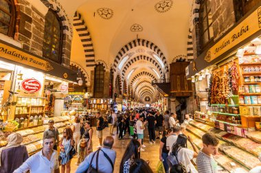 İSTANBUL, TURKEY - 18 Eylül 2022: İstanbul, Türkiye 'de Spice (Mısır) pazarına bakış