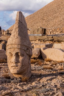Türkiye 'nin Nemrut Dağı zirvesinde antik heykel