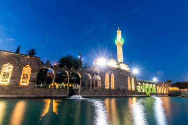 Sanliurfa 'daki Balikligol (İbrahim Havuzu) ve Rzvaniye Camii' nin gece manzarası.