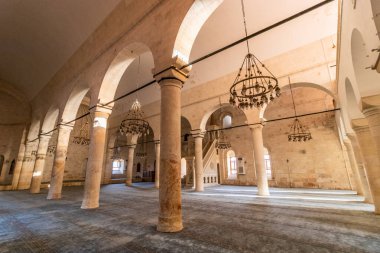 SANLIURFA, TURKEY - 21 Eylül 2022: Şanlıurfa 'daki Selahaddin Eyyubi Camii' nin İçi