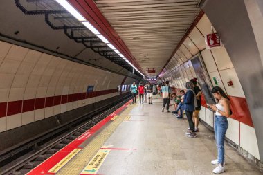 İSTANBUL, TURKEY - 17 Eylül 2022: İstanbul metrosu Taksim İstasyonu, Türkiye