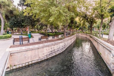 Türkiye 'nin Sanliurfa kentindeki Golbasi Parkı' ndaki su kanalı