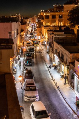 MARDIN, TURKEY - 26 Eylül 2022: Türkiye 'nin Mardin kentindeki ana caddenin akşam manzarası