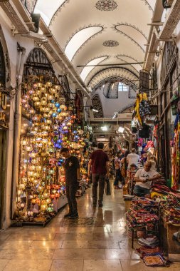 İSTANBUL, TURKEY - 19 Eylül 2022: İstanbul, Türkiye 'de Büyük Pazar (Kapali Carsi)