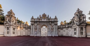 Istanbul, Türkiye'de Dolmabahçe Sarayı kapısı