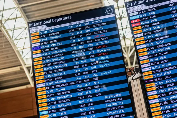 İSTANBUL, TURKEY - 10 Ekim 2022: İstanbul, Türkiye 'deki Sabiha Gökçen Havalimanı' nda kalkış tahtaları