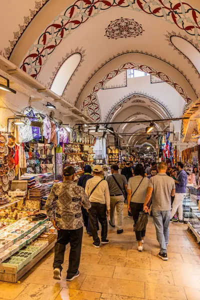 İSTANBUL, TURKEY - 19 Eylül 2022: Kapali Carsi (Grand Bazaar), İstanbul, Türkiye