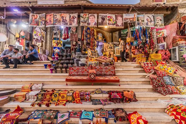 ERBIL, IRAQ - 7 Ekim 2022: Irak 'ın Kürdistan Bölgesi, Erbil' deki Bakhi Shar (Şehir Parkı) Halı Mağazaları