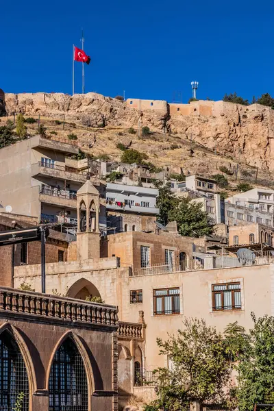 Mardin Şatosu, Mardin 'in Eski Ataerkil Bölgesi' ndeki Suriye Katoliği 'nin yukarısında