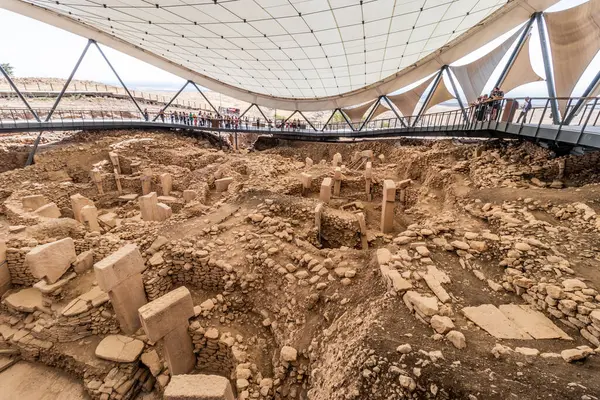 GOBEKLI TEPE, TURKEY - 22 Eylül 2022: Göbekli Tepe arkeoloji sahasının manzarası, Türkiye