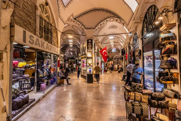 İSTANBUL, TURKEY - 19 Eylül 2022: Kapali Carsi (Grand Bazaar), İstanbul, Türkiye