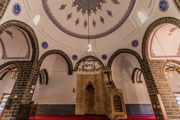 DİYARBAKIR, TURKEY - 25 Eylül 2022: Diyarbakır 'daki Parli Safa Camii' nin İçi