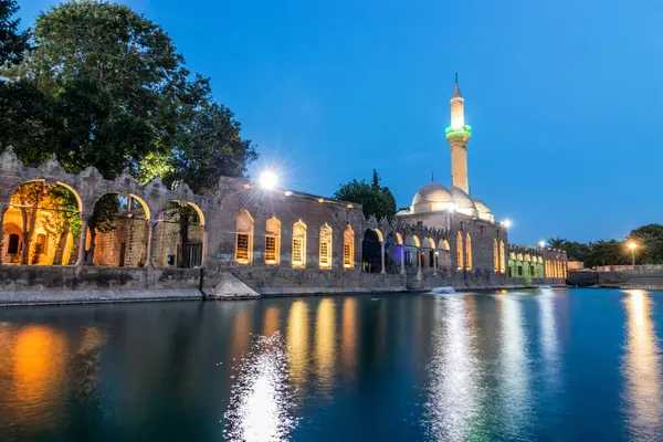 Sanliurfa 'daki Balikligol (İbrahim Havuzu) ve Rzvaniye Camii' nin gece manzarası.