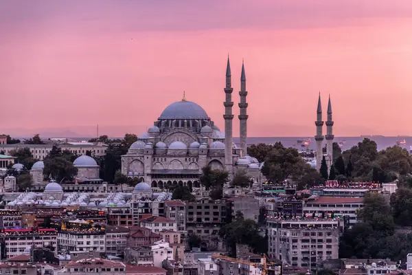 İstanbul, Türkiye 'deki Süleyman Camii' nin gün batımı manzarası
