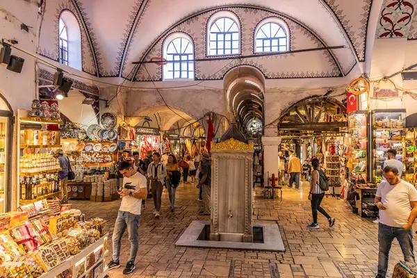 İSTANBUL, TURKEY - 19 Eylül 2022: İstanbul, Türkiye 'de Büyük Pazar (Kapali Carsi)